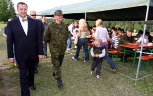 President Ilves külastas kodutütarde ja noorkotkaste suurlaagrit Simisalus
