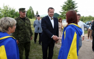 President Ilves visited the camp of Kodutütred and Noored Kotkad, Estonian Defence League's youth organisations