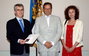 Presenting the Order of the White Star to ambassador Margus Rava