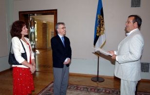 President Ilves andmas suursaadik Margus Ravale üle Valgetähe teenetemärki.