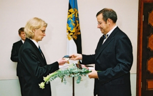 President Toomas Hendrik Ilves andmas keemik Ivari Kaljurannale üle Vabariigi Presidendi kultuurirahastu 2007. aasta noore teadlase preemiat