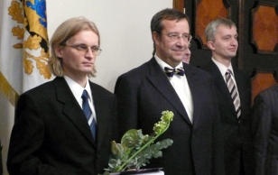 President Toomas Hendrik Ilves andis keemik Ivari Kaljurannale üle Vabariigi Presidendi kultuurirahastu 2007. aasta noore teadlase preemia