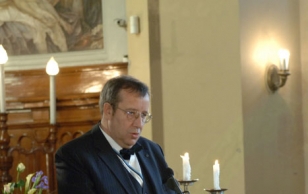 President Toomas Hendrik Ilves kõnelemas kirjanik Jaan Krossi leinatalitusel Kaarli kirikus