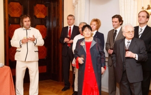 President Toomas Hendrik Ilves kutsus Kadriorgu 2007. aasta laulu- ja tantsupeo korraldajad, et neid lõppeva aasta meeldejäävaima kultuuriürituse eest tänada