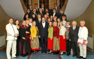 President Toomas Hendrik Ilves kutsus Kadriorgu 2007. aasta laulu- ja tantsupeo korraldajad, et neid lõppeva aasta meeldejäävaima kultuuriürituse eest tänada