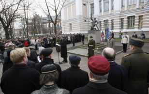 President Toomas Hendrik Ilves kõnelemas Tallinna Reaalkooli kõrval Vabadussõja õppur-sõduri monumendi juures