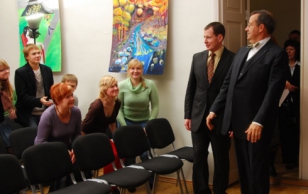 President Toomas Hendrik Ilves andis koolitunni Pärnu Sütevaka humanitaargümnaasiumis ning kuulas Sütevaka-kooli poiste bändi Bedwetters