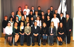 President Toomas Hendrik Ilves andis koolitunni Pärnu Sütevaka humanitaargümnaasiumis ning kuulas Sütevaka-kooli poiste bändi Bedwetters