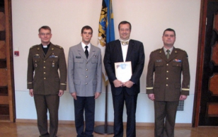 President Ilves accepted the highest award of the Young Eagles - the Northern Eagle badge