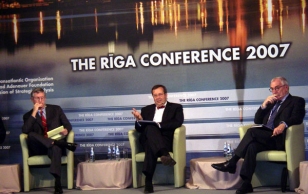 President Toomas Hendrik Ilves esinemas Riia esinduslikul rahvusvahelisel kaitsepoliitika konverentsil “Euroopa ristteedel: Riiast Bukarestini” Euroopa Liidu ja NATO naabruspoliitikat käsitleval diskussioonil.