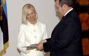President Ilves andmas üle hariduspreemiat Lümanda Põhikooli bioloogiaõpetajale ja direktorile Tiina Talvile.