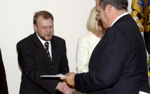 President Ilves andmas üle hariduspreemiat Tallinna 53. Keskkooli keemiaõpetajale Vladimir Ossipovile.