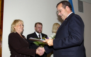 President Ilves andmas üle hariduspreemiat tantsuansambli “Sõleke” loojale ja eestvedajale Ene Jakobsonile.