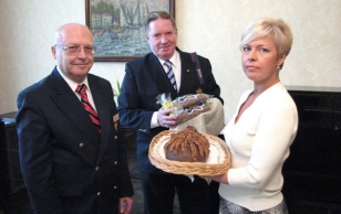 Эстонский союз хлеба подарил Эвелин Ильвес ржаной хлеб