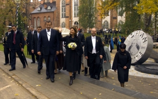 President Toomas Hendrik Ilves, Rootsi kuninganna Silvia ja Tartu Ülikooli rektor Alar Karis Johan Skytte mälestusmärgi avamisel Tartus Toomemäel.