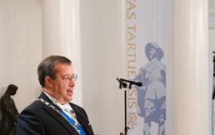 President Ilves kõnelemas Tartu Ülikooli asutamise 375. aastapäeva aktusel.