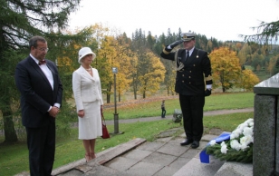 Maakonnavisiit Valgamaale. President Toomas Hendrik Ilves ja Evelin Ilves asetasid pärja Vabadussõjas langenute mälestuseks