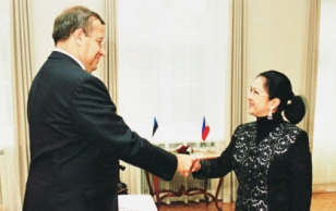 President Toomas Hendrik Ilves võtmas Kadriorus vastu Filipiinide suursaadiku Maria Zeneida Angara Collinsoni volikirja.