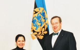 President Toomas Hendrik Ilves võtmas Kadriorus vastu Filipiinide suursaadiku Maria Zeneida Angara Collinsoni volikirja.