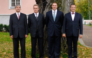 President Toomas Hendrik Ilves received world champion Gerd Kanter, his coach Vesteinn Hafsteinsson, and manager Raul Rebane.