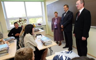 President Toomas Hendrik Ilves osales kooliaasta avaaktusel Abja koolis.