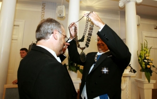 President Toomas Hendrik Ilves osales Tartu Ülikooli rektori professor Alar Karise inaugureerimisel ning andis talle pidulikul ametisse seadmise tseremoonial üle rektori ametiketi.