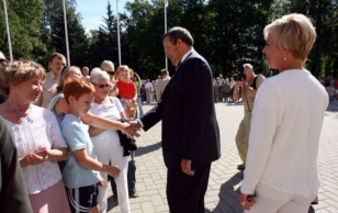 President Ilves ja Evelin Ilves kohtusid Kadriorus presidendilossi avatud uste päevale tulnud Eesti inimestega