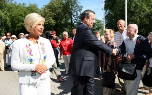 President Ilves ja Evelin Ilves kohtusid Kadriorus presidendilossi avatud uste päevale tulnud Eesti inimestega