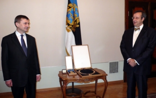 Премьер-министр Андрус Ансип вручил президенту Ильвесу орден подвески Государственного герба 