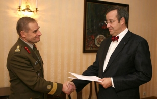 President Toomas Hendrik Ilves assigning the rank of Lieutenant General to Ants Laaneots, the Commander of the Defence Forces