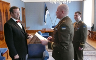Major Ülar Vomm, Head of the Sakala Unit of the Estonian Defence League, presented President Ilves the certificate of supporting member of the Estonian Defence League