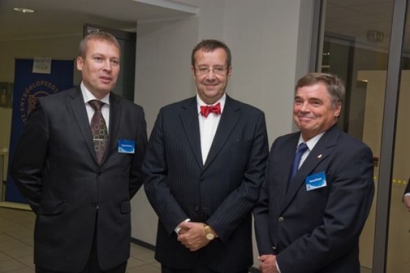 Toomas Kasemaa, County Governor of Saaremaa; President Toomas Hendrik Ilves and Tommy Eliasson from Öland, Chairman of B7 2009