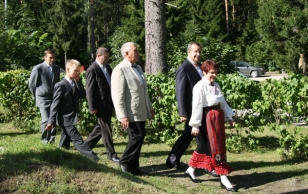 President Toomas Hendrik Ilves visited the village of Kohatu, in Kernu Rural Municipality, which earned the title of the most beautiful village this year