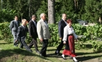 President Toomas Hendrik Ilves külastas Harjumaal Kernu vallas Kohatu küla, mis pälvis tänavu kaunima küla nimetuse. Ühispilt külarahvaga küla kiigeplatsil