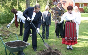 President Toomas Hendrik Ilves istutamas puud Ehala talu õuele Kohatu külas