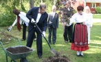 President Toomas Hendrik Ilves visited the village of Kohatu, in Kernu Rural Municipality, which earned the title of the most beautiful village this year