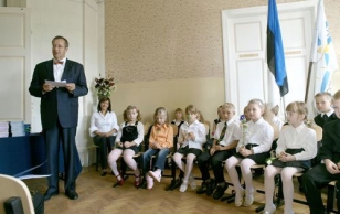 President Toomas Hendrik Ilves andis kooliaasta alguse puhul aabitsad Ruila põhikooli 1. klassi õpilastele