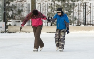 Модное творчество Эвелин Ильвес подарило школьникам радость катания на коньках