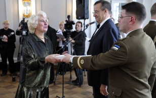 Eesti tänab 2009. President Ilves andis üle teenetemärgi Vally Tammele