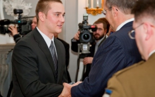 Eesti tänab 2009. President Ilves andis üle teenetemärgi Ott Jõesaarele