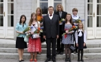 President Toomas Hendrik Ilves presented the prizes for the “What Can I Do for Estonia?” essay-writing contest