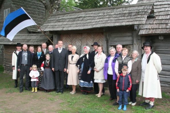 Visit to Võru County. President and Evelin Ilves in Küllätüva village with the villagers in the farm of Sigre Andreson and Ain Raal