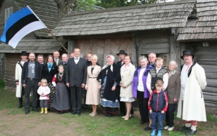 Visit to Võru County. President and Evelin Ilves in Küllätüva village with the villagers in the farm of Sigre Andreson and Ain Raal