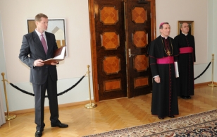 Nuncio of the Holy See Luigi Bonazzi presents his credentials to President Ilves