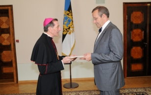 Nuncio of the Holy See Luigi Bonazzi presents his credentials to President Ilves