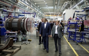 Президент Ильвес посетил заводы АВВ в Юри 