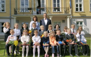 President Toomas Hendrik Ilves andis kooliaasta alguse puhul aabitsad Ruila põhikooli 1. klassi õpilastele
