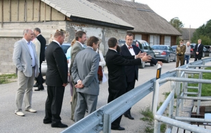 President Toomas Hendrik Ilves tutvumas Kirna-Vesiveski taluga Kernu vallas Kohatu külas