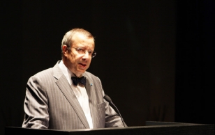 President Ilves speaking at the Formal Ceremony of Presenting Citizenship Certificates at the Kumu Art Museum in Tallinn