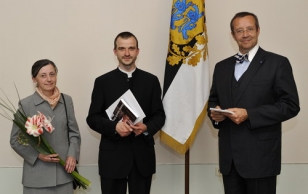 Presenting the Young Cultural Figure Award. From left: Slawomira Borowska-Peterson, Marius Peterson, President Ilves